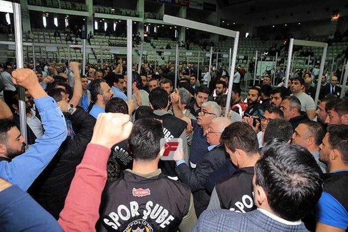 Beşiktaş kongresinde tansiyon yükseldi