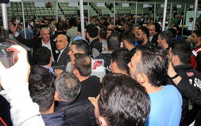 Beşiktaş kongresinde tansiyon yükseldi