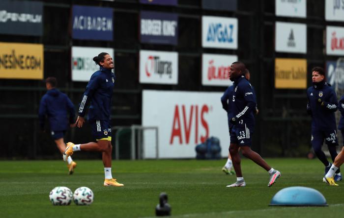 SON DAKİKA Fenerbahçeye 4 futbolcudan müjdeli haber