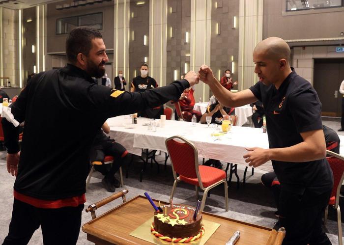 Galatasarayda Feghoulinin doğum günü kutlandı
