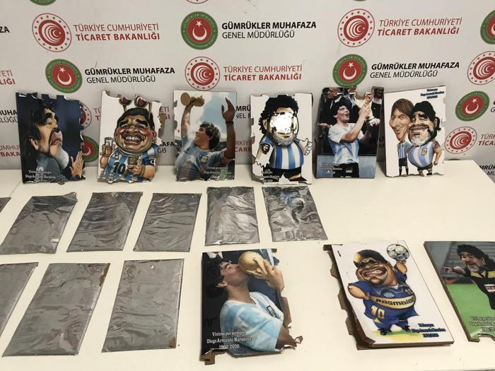 Maradona tablolarının arkasından kokain çıktı