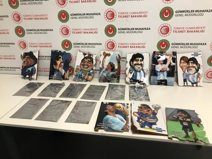 Maradona tablolarının arkasından kokain çıktı