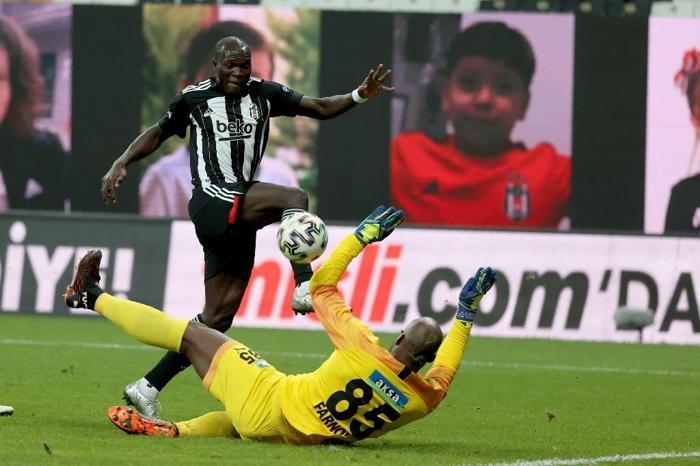 SON DAKİKA Beşiktaşın yıldız futbolcusu Aboubakarı Wolfsburg transfer etmek istiyor