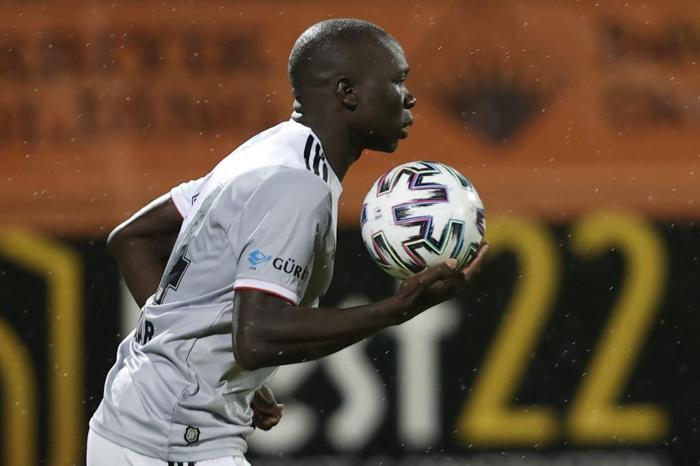 SON DAKİKA Beşiktaşın yıldız futbolcusu Aboubakarı Wolfsburg transfer etmek istiyor