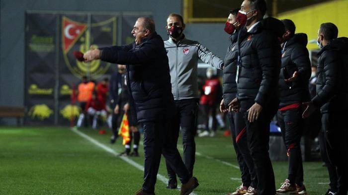 Galatasarayda Fatih Terime 2 ayrı ceza Deniz Çoban yazdı