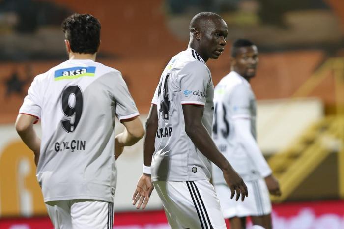 SON DAKİKA Beşiktaşın yıldız futbolcusu Aboubakarı Wolfsburg transfer etmek istiyor