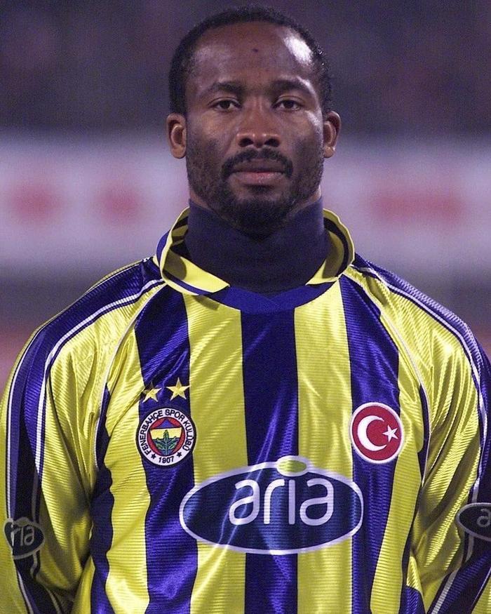 Fenerbahçe eski savunmacılarını arıyor