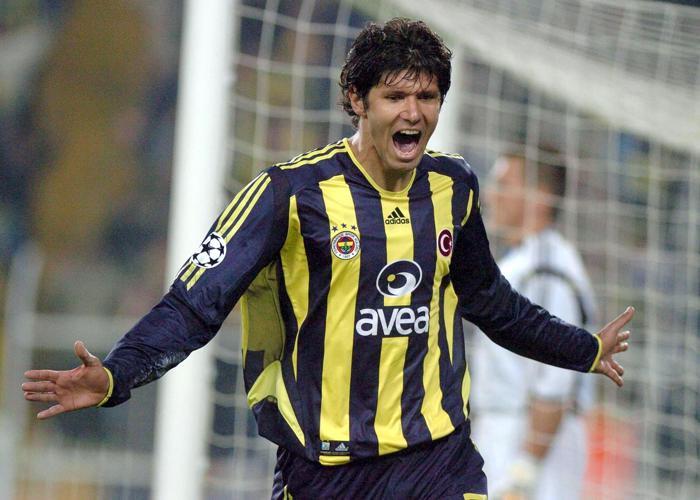 Fenerbahçe eski savunmacılarını arıyor