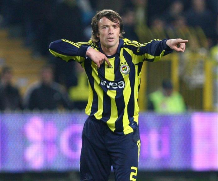 Fenerbahçe eski savunmacılarını arıyor