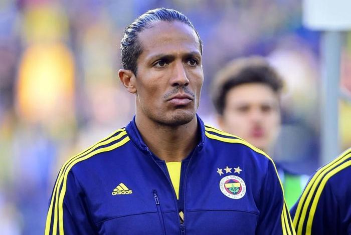 Fenerbahçe eski savunmacılarını arıyor