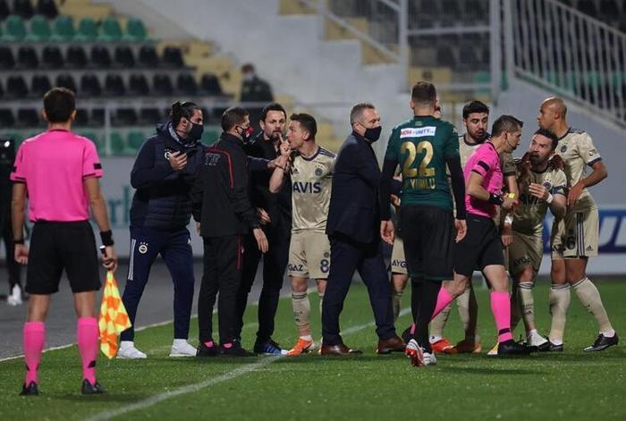 Fenerbahçe maçında ekrana yansımadı. Mert Hakan çıldırdı