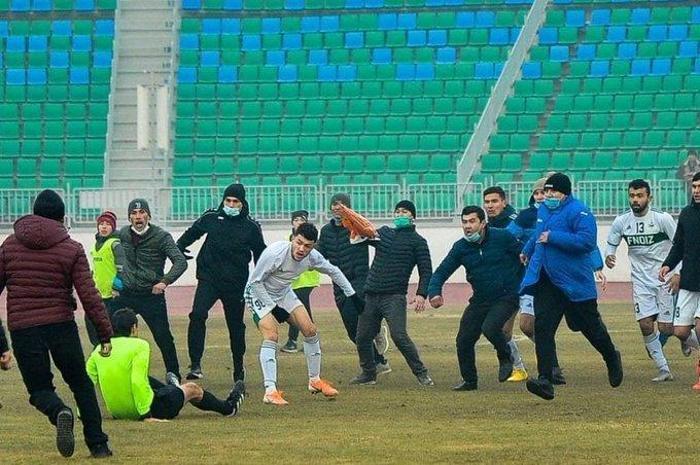 Özbekistanda futbolcudan hakeme linç girişimi