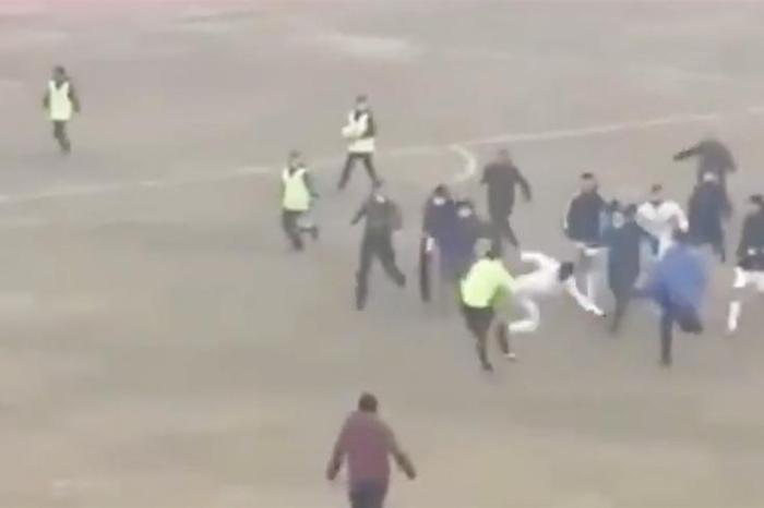 Özbekistanda futbolcudan hakeme linç girişimi