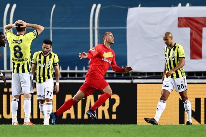 Fenerbahçe hocası için sert sözler Bu işten anlamadığı belli