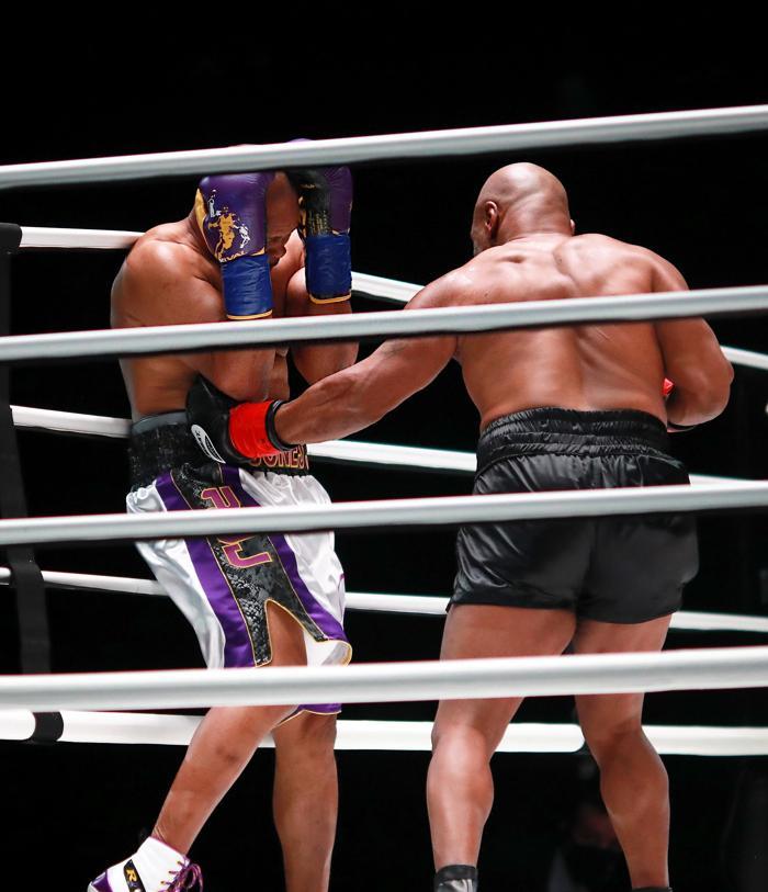 Mike Tyson ringlere geri döndü