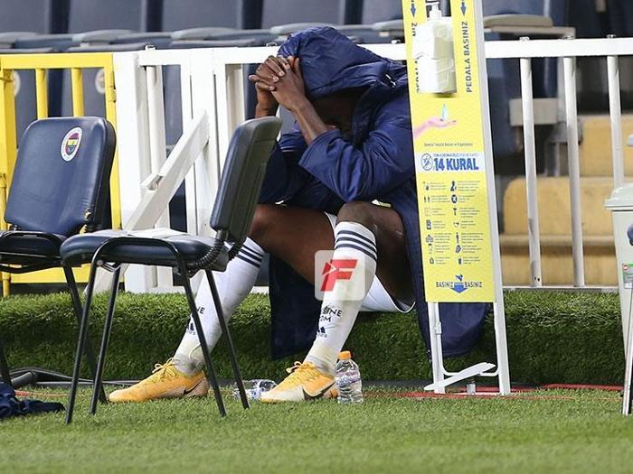 Fenerbahçede Mbwana Samatta oyundan çıktı, duygularına engel olamadı