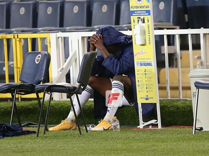Fenerbahçede Mbwana Samatta oyundan çıktı, duygularına engel olamadı