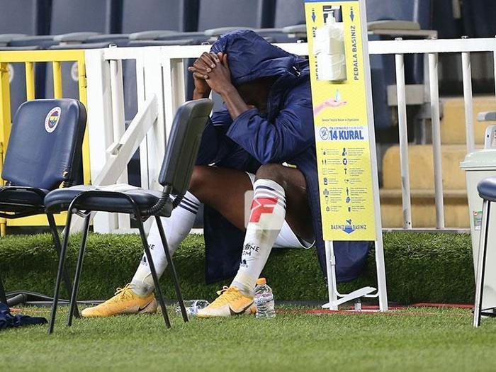 Fenerbahçede Mbwana Samatta oyundan çıktı, duygularına engel olamadı