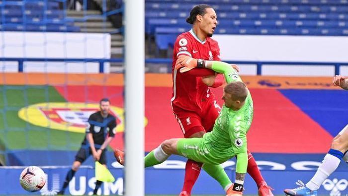Van Dijk uzun süre yok