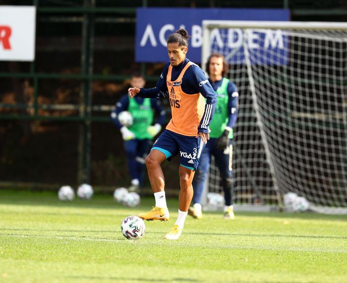 Fenerbahçeye bir kötü haber daha Serdar Aziz idmanda yer almadı