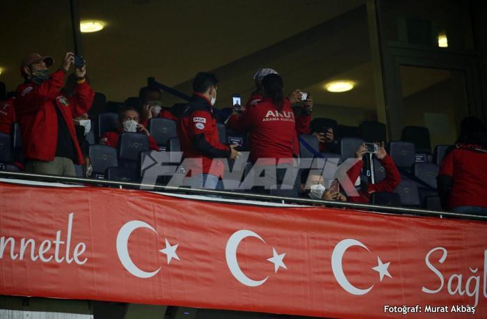 İzmir kahramanı AKUT Türkiye - Rusya maçında tribünde