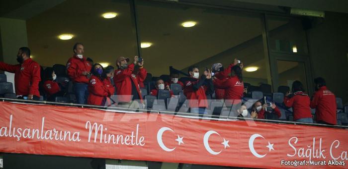 İzmir kahramanı AKUT Türkiye - Rusya maçında tribünde