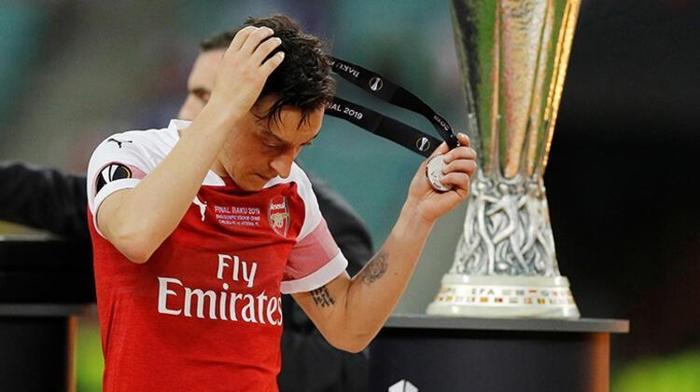 SON DAKİKA Mesut Özilde sürpriz transfer gelişmesi Fenerbahçe derken Galatasaray...