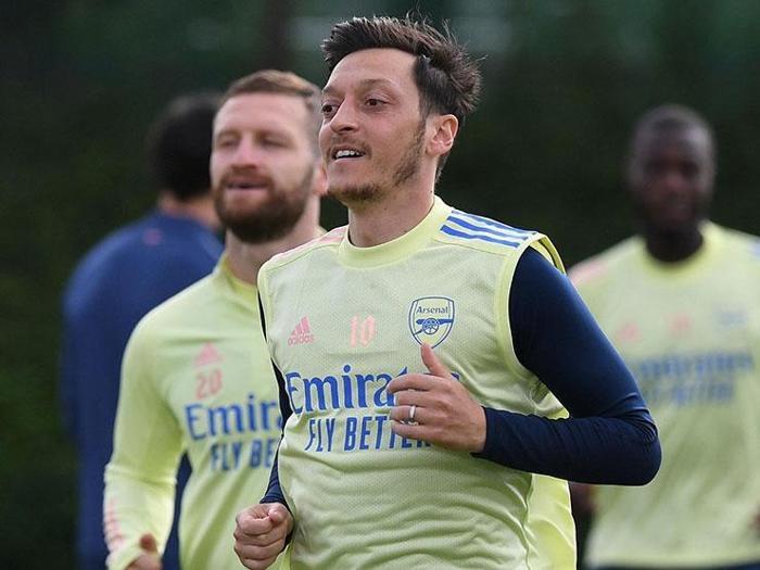 İngilterede Mesut Özil için flaş transfer bahisleri açıldı: Fenerbahçe, Galatasaray ve Beşiktaş...