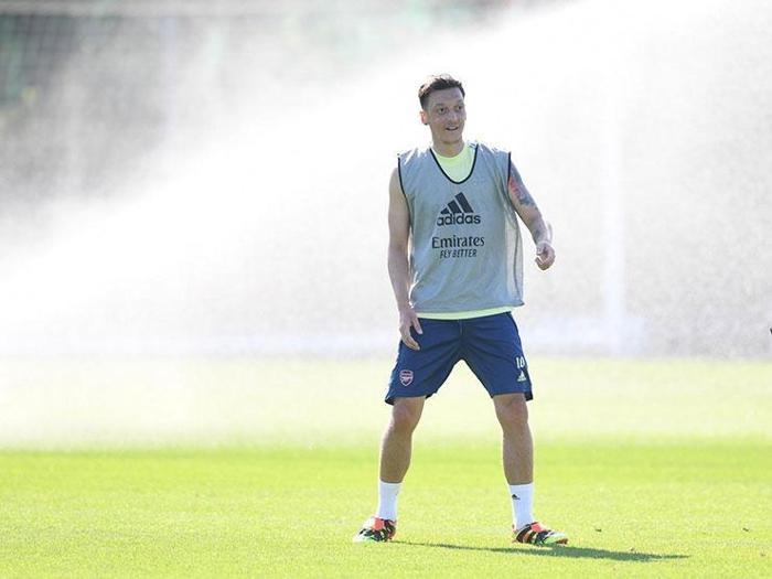 İngilterede Mesut Özil için flaş transfer bahisleri açıldı: Fenerbahçe, Galatasaray ve Beşiktaş...