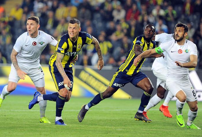 Fenerbahçe-Akhisarspor maçında sinirler gerildi Zor sakinleşti...