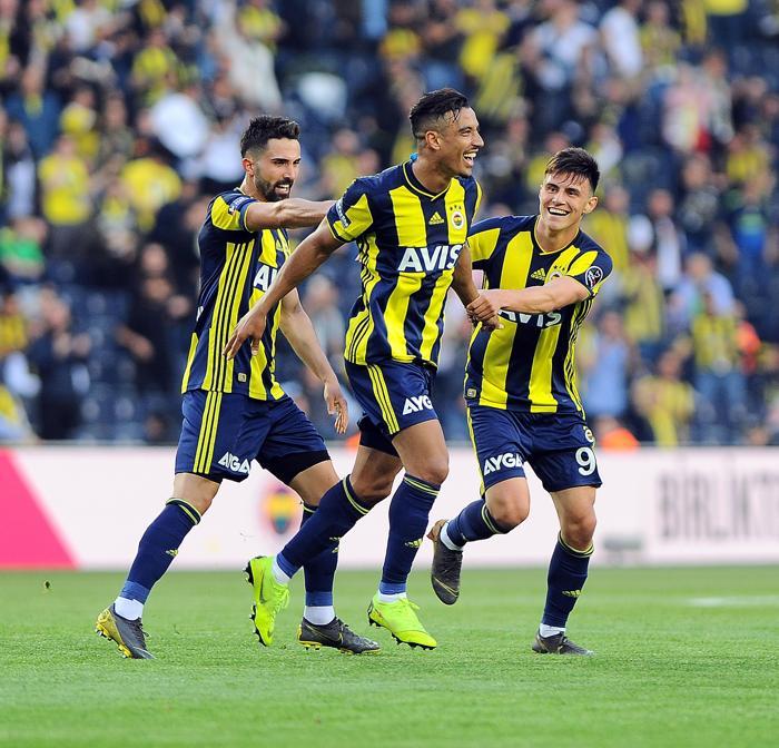 Fenerbahçe-Akhisarspor maçında sinirler gerildi Zor sakinleşti...