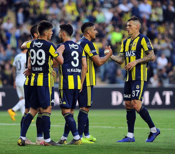 Fenerbahçe-Akhisarspor maçında sinirler gerildi Zor sakinleşti...