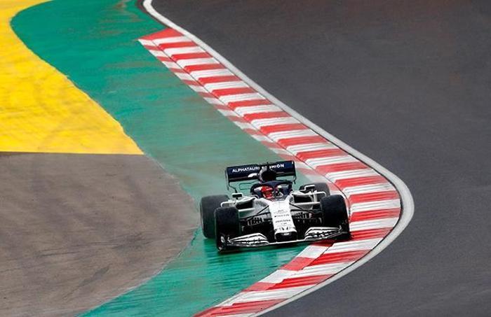 F1 pilotları İstanbuldaki zorlu yarış öncesi son antrenmanda