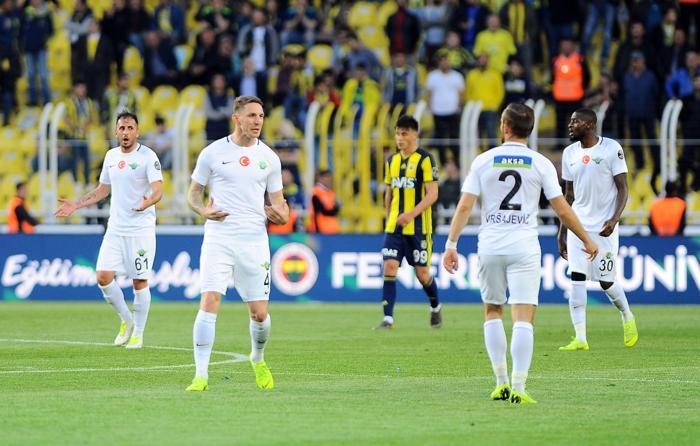 Fenerbahçe-Akhisarspor maçında sinirler gerildi Zor sakinleşti...