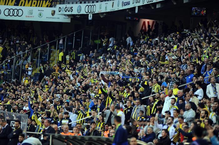 Fenerbahçe-Akhisarspor maçında sinirler gerildi Zor sakinleşti...