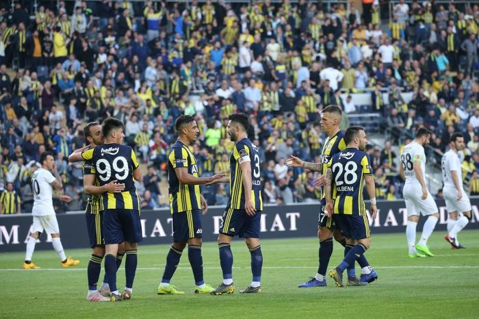 Fenerbahçe-Akhisarspor maçında sinirler gerildi Zor sakinleşti...