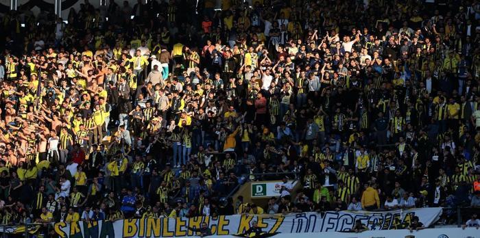 Fenerbahçe-Akhisarspor maçında sinirler gerildi Zor sakinleşti...