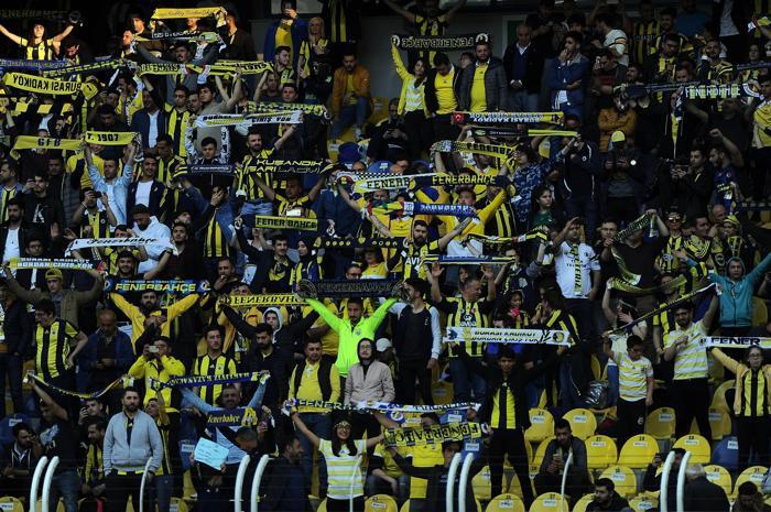 Fenerbahçe-Akhisarspor maçında sinirler gerildi Zor sakinleşti...