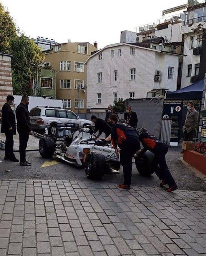 F1 takımı Alpha Taurinin aracı İstanbulda yolda kaldı