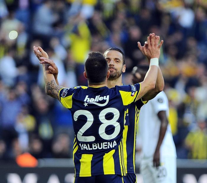 Fenerbahçe-Akhisarspor maçında sinirler gerildi Zor sakinleşti...