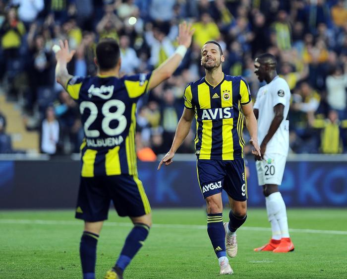 Fenerbahçe-Akhisarspor maçında sinirler gerildi Zor sakinleşti...