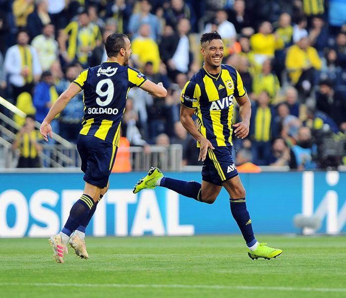 Fenerbahçe-Akhisarspor maçında sinirler gerildi Zor sakinleşti...
