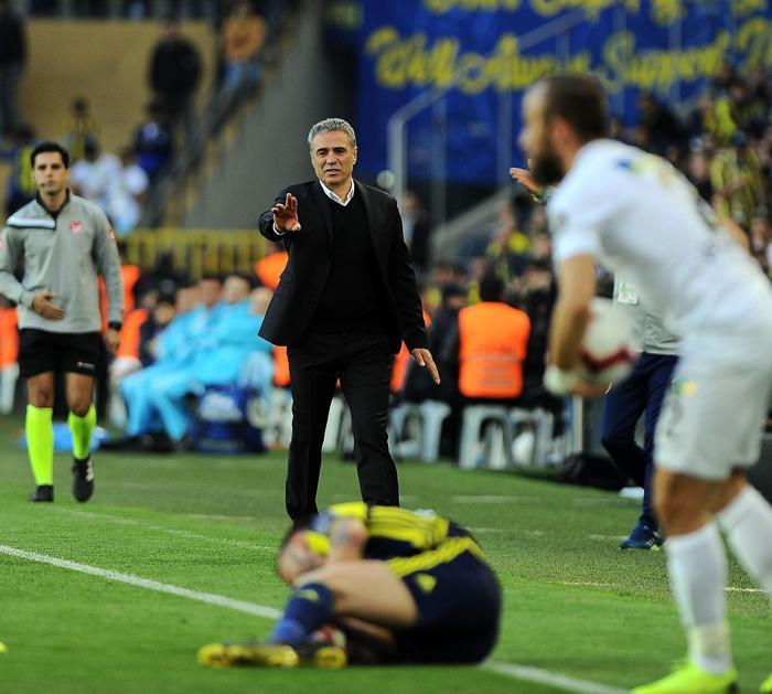 Fenerbahçe-Akhisarspor maçında sinirler gerildi Zor sakinleşti...