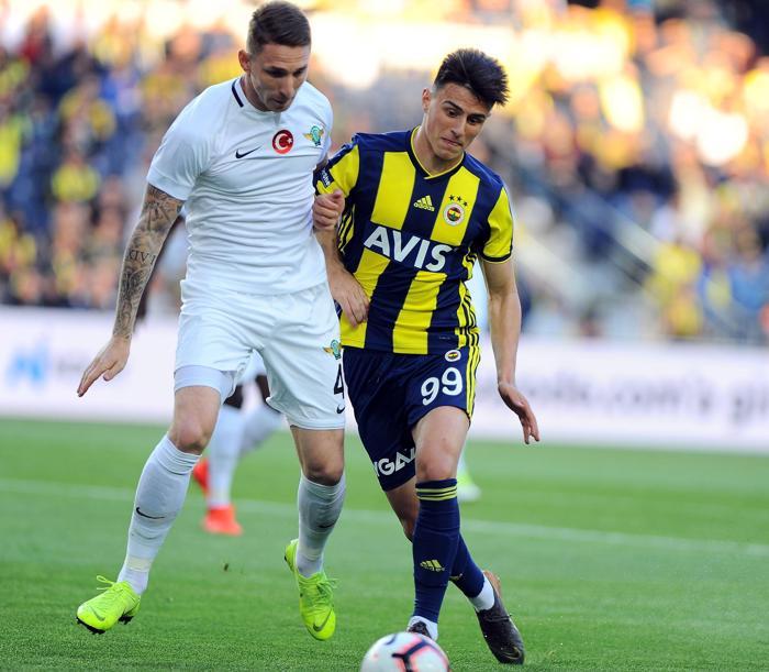 Fenerbahçe-Akhisarspor maçında sinirler gerildi Zor sakinleşti...