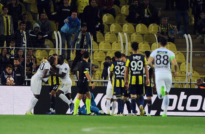 Fenerbahçe-Akhisarspor maçında sinirler gerildi Zor sakinleşti...
