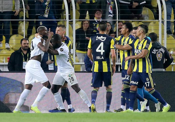 Fenerbahçe-Akhisarspor maçında sinirler gerildi Zor sakinleşti...