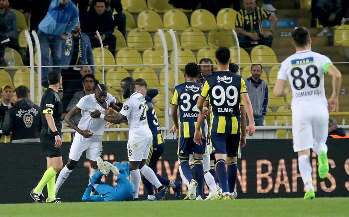 Fenerbahçe-Akhisarspor maçında sinirler gerildi Zor sakinleşti...
