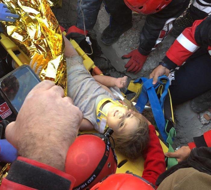 Ayda bebek mucizesi İzmirdeki depremden 91 saat sonra kurtarıldı