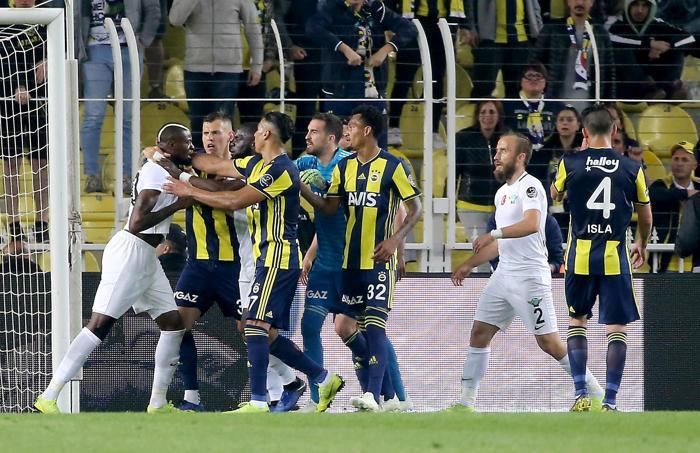 Fenerbahçe-Akhisarspor maçında sinirler gerildi Zor sakinleşti...