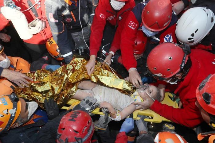 Ayda bebek mucizesi İzmirdeki depremden 91 saat sonra kurtarıldı